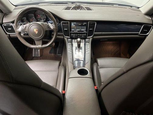 2016 Porsche Panamera 4 Edition