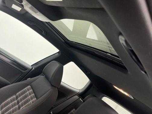 2012 Volkswagen GTI W/SUNROOF&NAVI PZEV