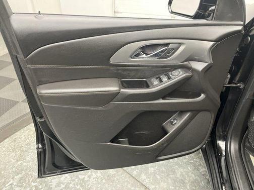 Mosaic Black Metallic 2019 Chevrolet Traverse LT Cloth