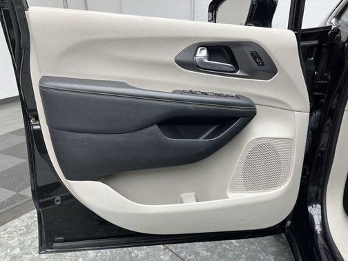 2024 Chrysler Pacifica Touring-L