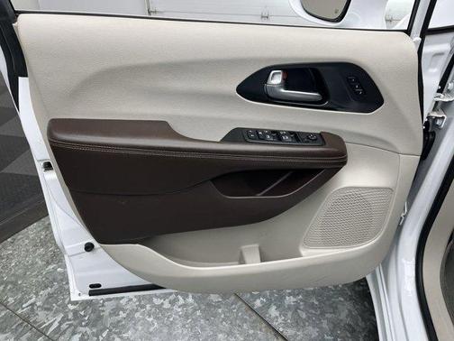 2021 Chrysler Pacifica Touring-L