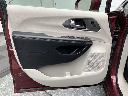 2022 Chrysler Pacifica Touring-L