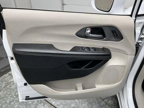 2022 Chrysler Pacifica Touring-L