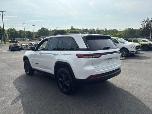 Bright White Clearcoat 2025 Jeep Grand Cherokee Altitude