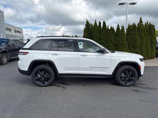 Bright White Clearcoat 2026 Jeep Grand Cherokee Limited