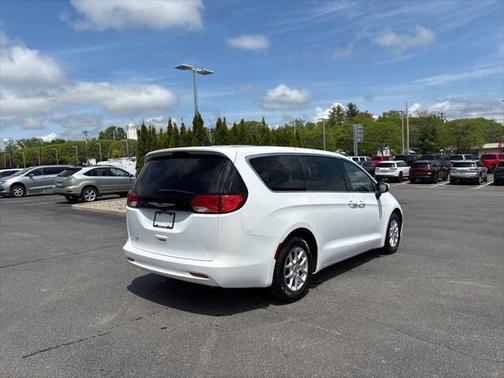 2022 Chrysler Voyager LX