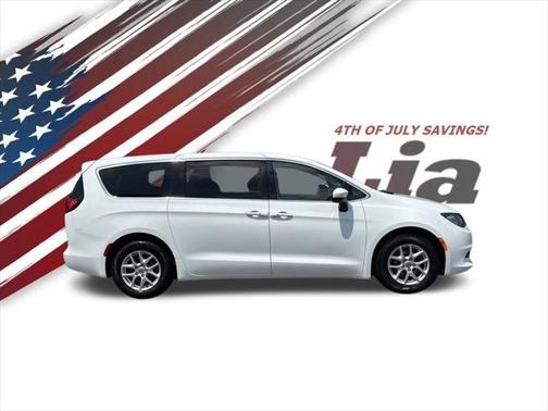 2022 Chrysler Voyager LX