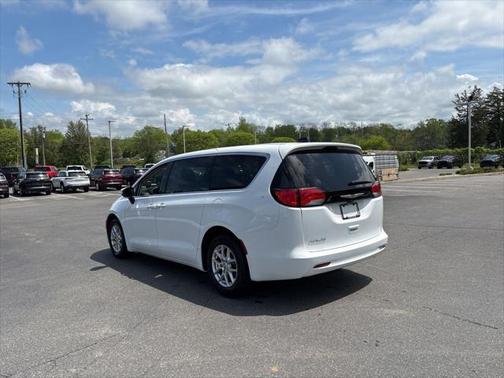 2022 Chrysler Voyager LX