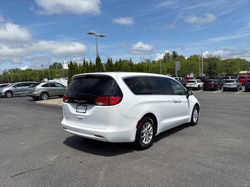 2022 Chrysler Voyager LX