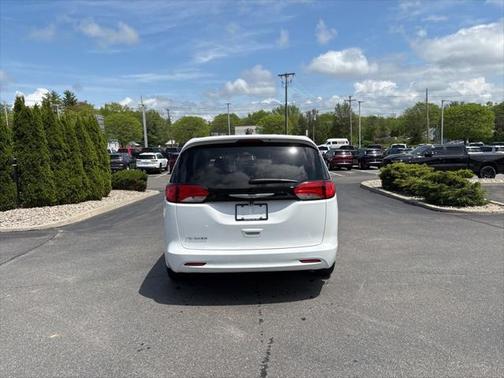 2022 Chrysler Voyager LX