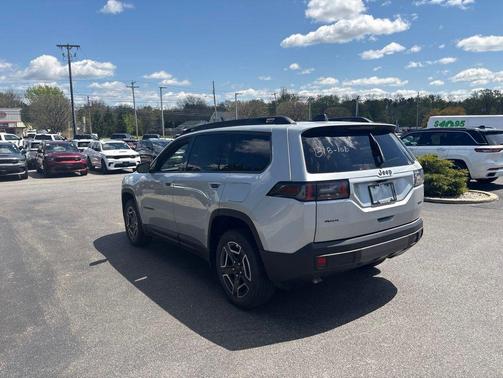 Silver Zynith Clearcoat 2026 Jeep Cherokee Laredo 4x4