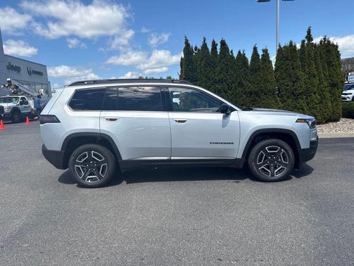 Silver Zynith Clearcoat 2026 Jeep Cherokee Laredo 4x4