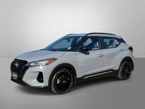 Boulder Gray Pearl 2023 Nissan Kicks SR
