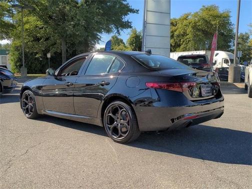 Photo 2 of 30 of 2019 Alfa Romeo Giulia Base