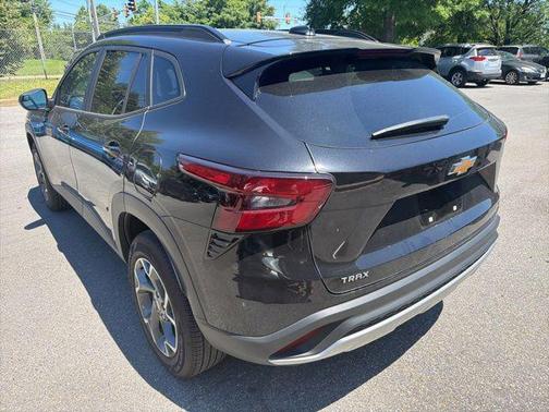 Mosaic Black Metallic 2026 Chevrolet Trax LT