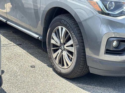 Gun Metallic 2017 Nissan Pathfinder SL