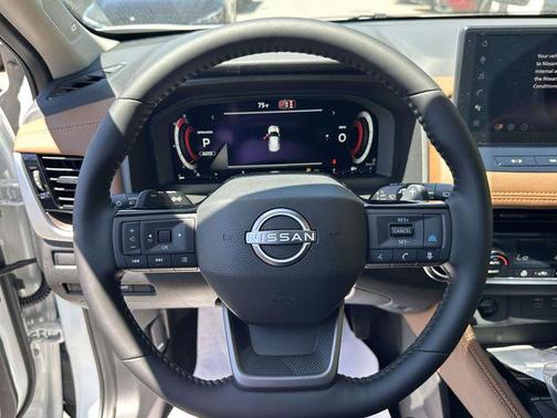 Everest White Pearl Tricoat 2026 Nissan Rogue Platinum