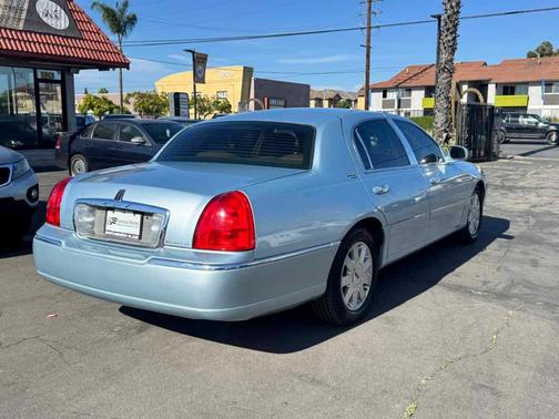 2011 Lincoln Town Car Signature Limited