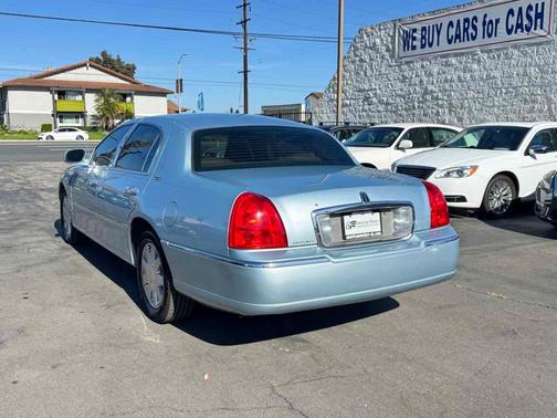 2011 Lincoln Town Car Signature Limited