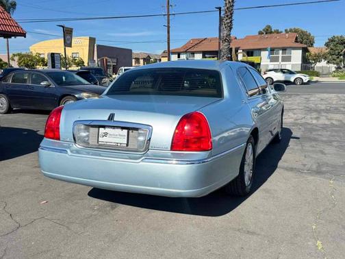 2011 Lincoln Town Car Signature Limited
