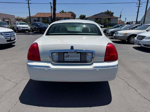 2005 Lincoln Town Car Signature Limited