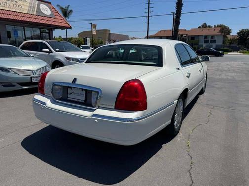 2005 Lincoln Town Car Signature Limited