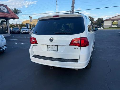 2014 Volkswagen Routan SEL Premium