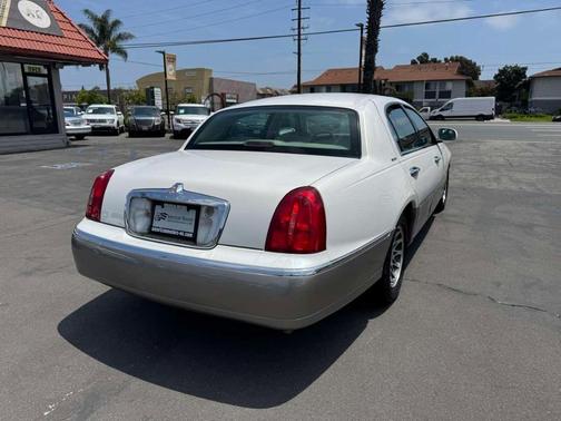 2000 Lincoln Town Car Signature