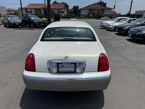 2000 Lincoln Town Car Signature