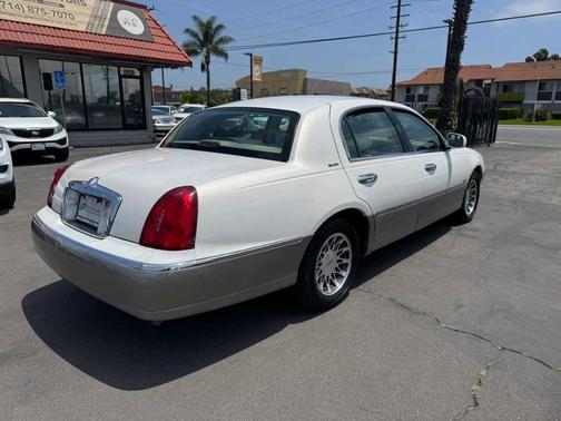 2000 Lincoln Town Car Signature