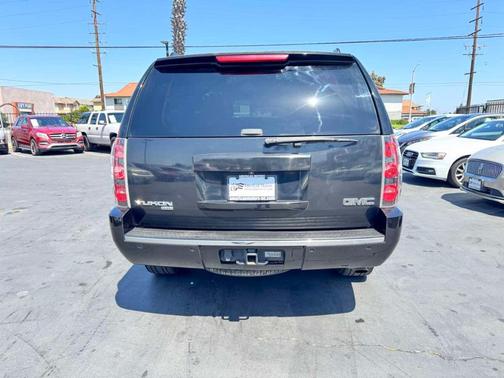 Carbon Black Metallic 2011 GMC Yukon Denali