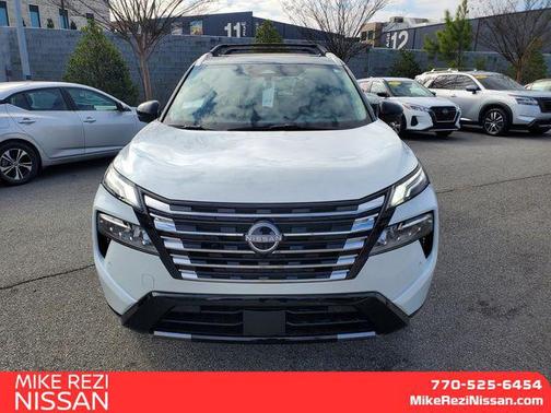 Everest White Pearl/Super Black 2026 Nissan Rogue Platinum