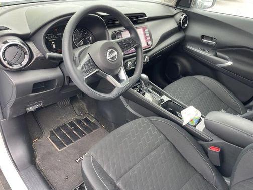 Aspen White Tricoat/Super Black 2024 Nissan Kicks SV