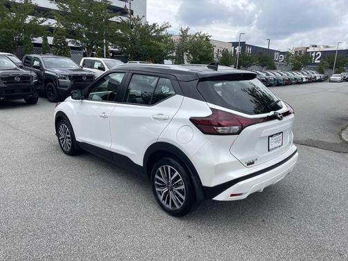 Aspen White Tricoat/Super Black 2024 Nissan Kicks SV