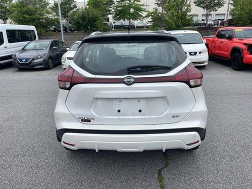 Aspen White Tricoat/Super Black 2024 Nissan Kicks SV