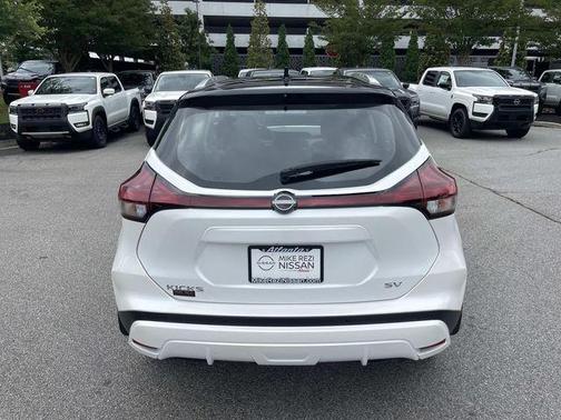 Aspen White Tricoat/Super Black 2024 Nissan Kicks SV