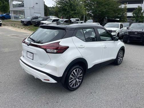 Aspen White Tricoat/Super Black 2024 Nissan Kicks SV