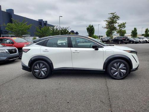 Everest White Pearl Tricoat/Black Diamond Pearl 2023 Nissan ARIYA ENGAGE
