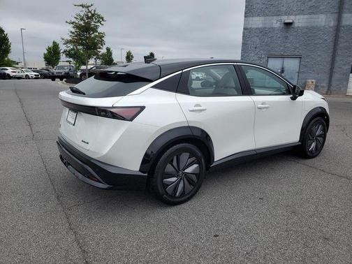 Everest White Pearl Tricoat/Black Diamond Pearl 2023 Nissan ARIYA ENGAGE
