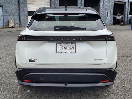 Everest White Pearl Tricoat/Black Diamond Pearl 2023 Nissan ARIYA ENGAGE