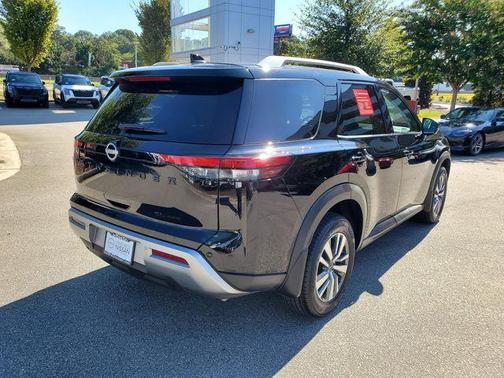 2022 Nissan Pathfinder SL 4WD