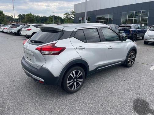 Brilliant Silver Metallic 2019 Nissan Kicks SR