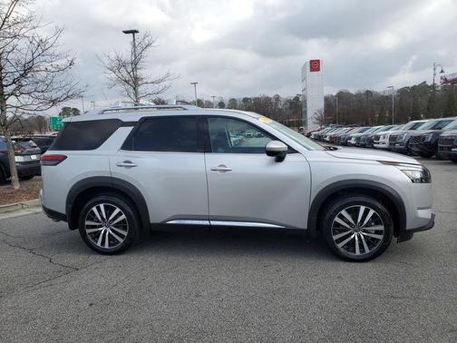 2025 Nissan Pathfinder Platinum 4WD