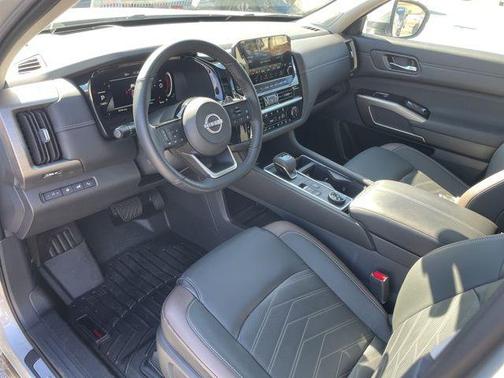 2025 Nissan Pathfinder Platinum 4WD