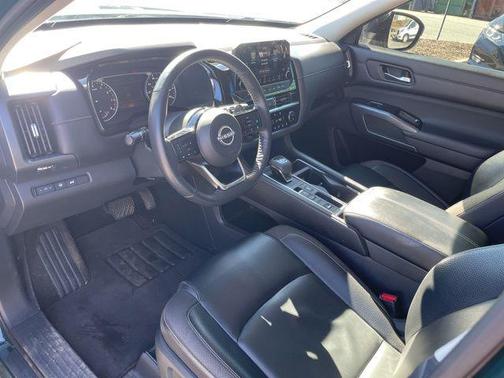 2022 Nissan Pathfinder SL 2WD