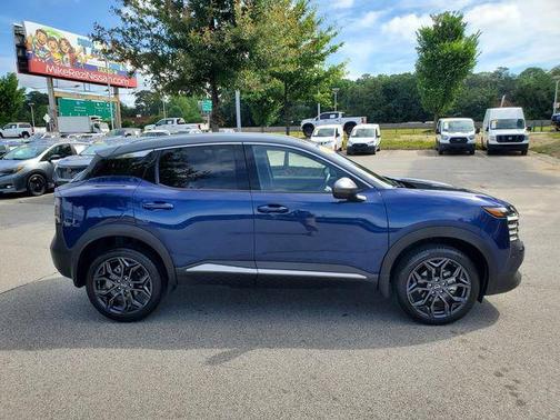 Deep Blue Pearl/Gun Metallic 2025 Nissan Kicks SR