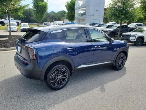Deep Blue Pearl/Gun Metallic 2025 Nissan Kicks SR