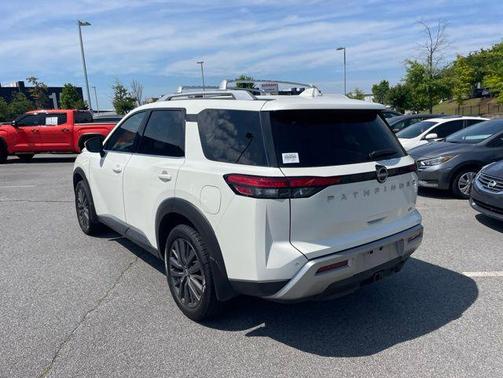 Pearl White 2023 Nissan Pathfinder SL FWD