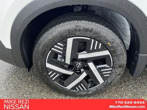 Aspen White Tricoat/Super Black 2026 Nissan Kicks SV