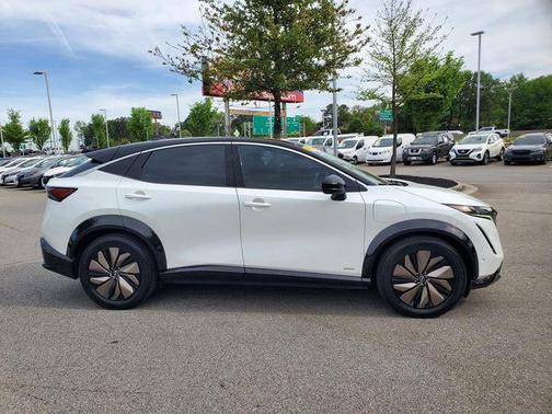 Everest White Pearl Tricoat/Black Diamond Pearl 2023 Nissan ARIYA PREMIERE